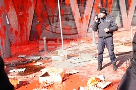 Напрежение възникна пред сградата на представителството на ЕК в София по време на протест на "Възраждане" срещу еврото