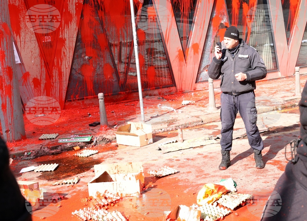 Напрежение възникна пред сградата на представителството на ЕК в София по време на протест на "Възраждане" срещу еврото