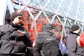 Напрежение възникна пред сградата на представителството на ЕК в София по време на протест на "Възраждане" срещу еврото