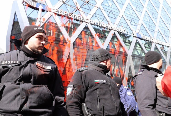 Напрежение възникна пред сградата на представителството на ЕК в София по време на протест на "Възраждане" срещу еврото 