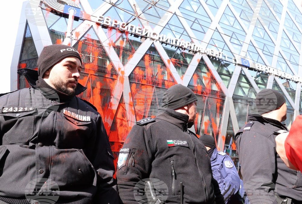 Напрежение възникна пред сградата на представителството на ЕК в София по време на протест на "Възраждане" срещу еврото