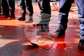 Напрежение възникна пред сградата на представителството на ЕК в София по време на протест на "Възраждане" срещу еврото