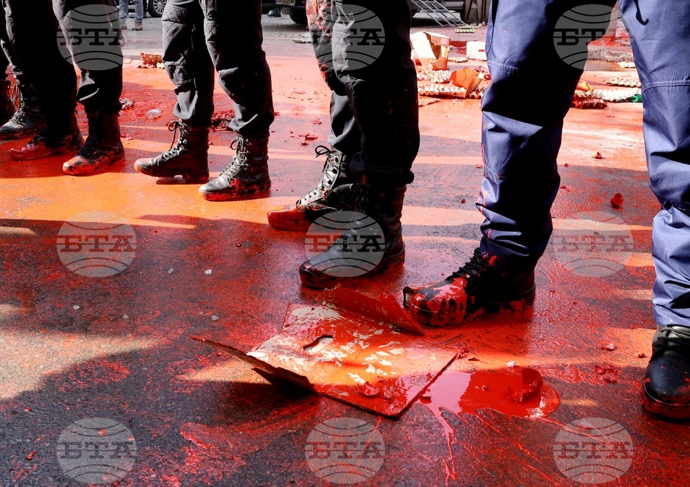 Напрежение възникна пред сградата на представителството на ЕК в София по време на протест на "Възраждане" срещу еврото