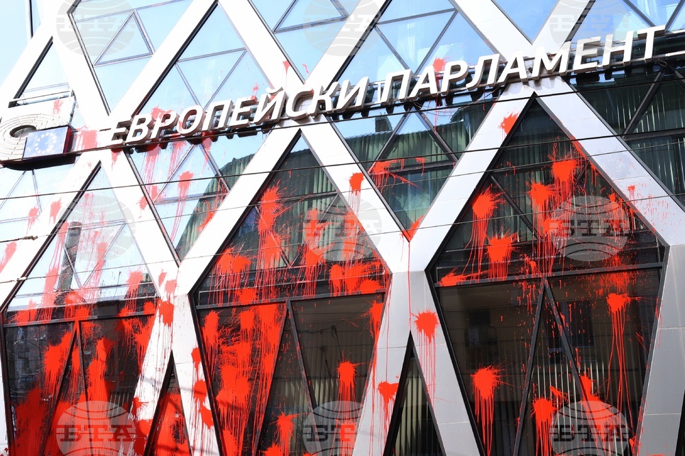 Напрежение възникна пред сградата на представителството на ЕК в София по време на протест на "Възраждане" срещу еврото