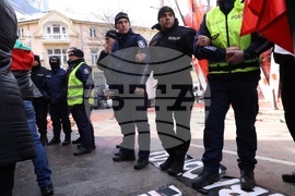 Напрежение възникна пред сградата на представителството на ЕК в София по време на протест на "Възраждане" срещу еврото