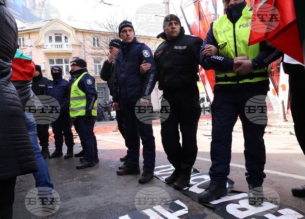 Напрежение възникна пред сградата на представителството на ЕК в София по време на протест на "Възраждане" срещу еврото