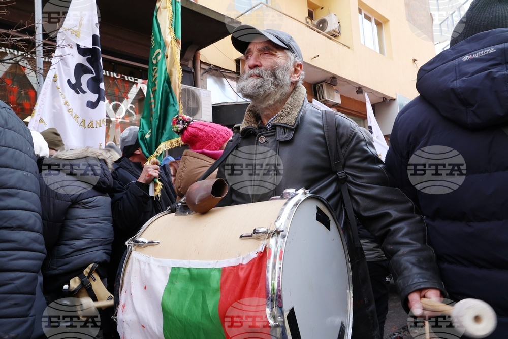 Напрежение възникна пред сградата на представителството на ЕК в София по време на протест на "Възраждане" срещу еврото