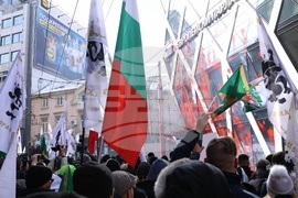 Напрежение възникна пред сградата на представителството на ЕК в София по време на протест на "Възраждане" срещу еврото