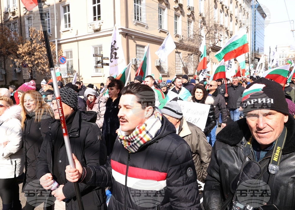 Напрежение възникна пред сградата на представителството на ЕК в София по време на протест на "Възраждане" срещу еврото