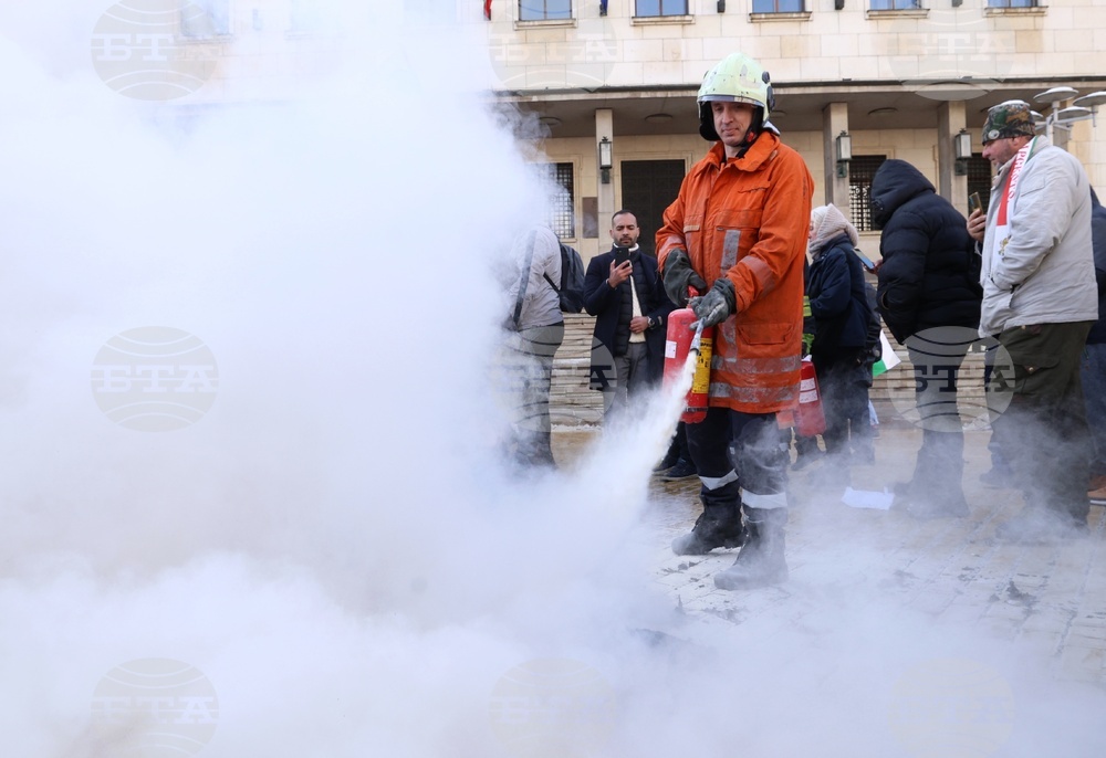 Напрежение възникна пред сградата на представителството на ЕК в София по време на протест на "Възраждане" срещу еврото