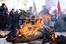 Напрежение възникна пред сградата на представителството на ЕК в София по време на протест на "Възраждане" срещу еврото