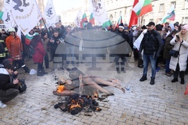 Напрежение възникна пред сградата на представителството на ЕК в София по време на протест на "Възраждане" срещу еврото