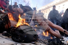 Напрежение възникна пред сградата на представителството на ЕК в София по време на протест на "Възраждане" срещу еврото