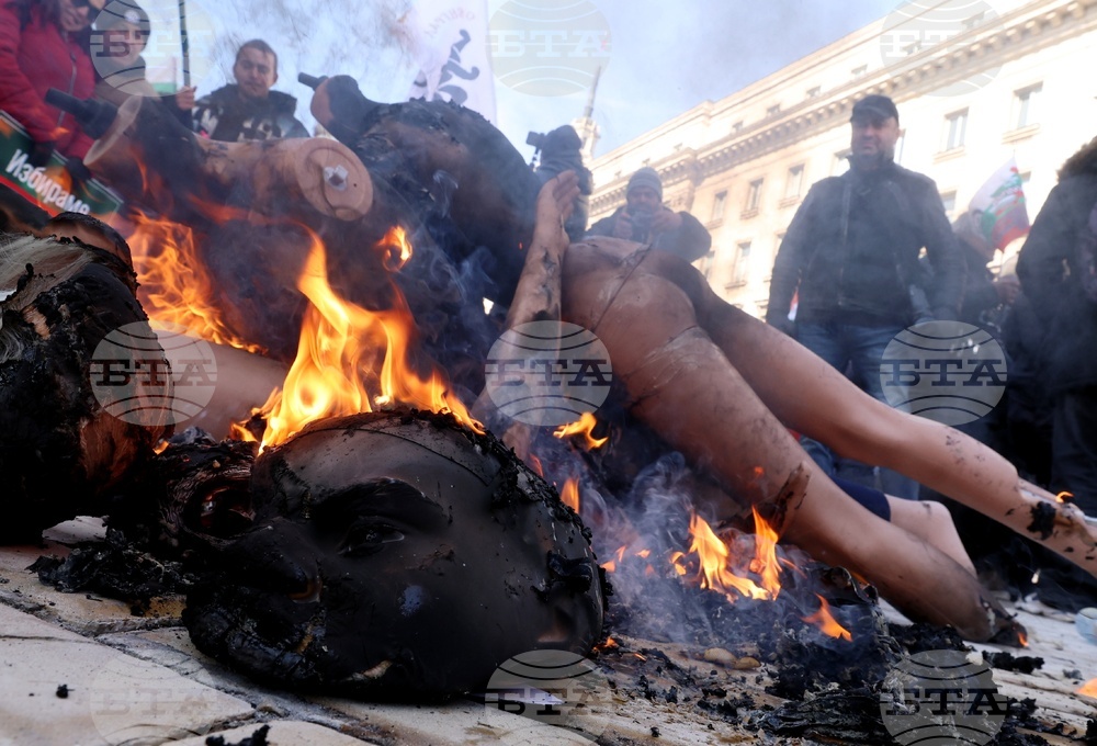 Напрежение възникна пред сградата на представителството на ЕК в София по време на протест на "Възраждане" срещу еврото