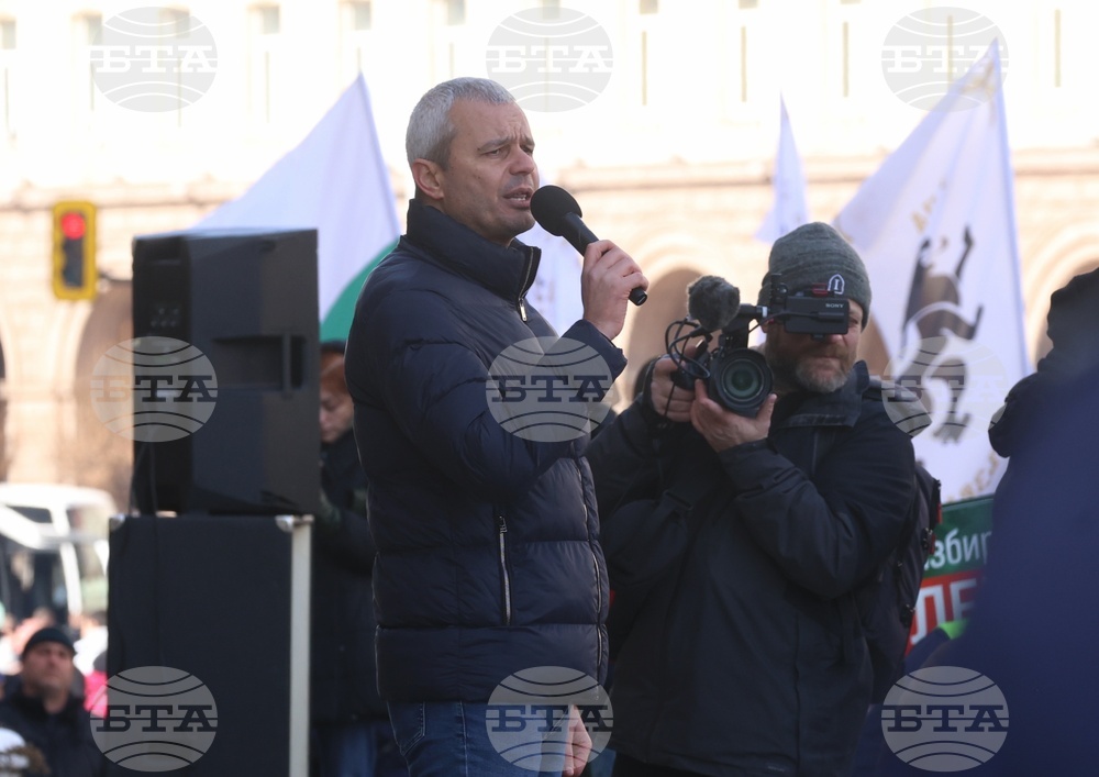 Напрежение възникна пред сградата на представителството на ЕК в София по време на протест на "Възраждане" срещу еврото