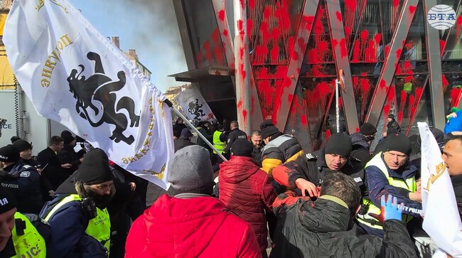 Напрежение възникна пред сградата на представителството на ЕК в София по време на протест на "Възраждане" срещу еврото