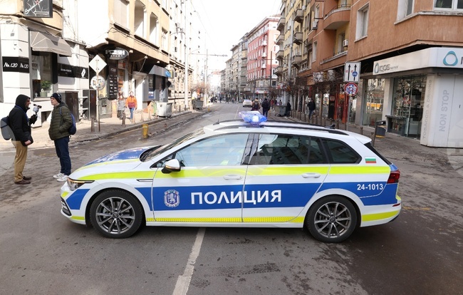 Даниел Митов разпореди спешни мерки за задържане на отговорните за посегателства срещу сградата на Европейската комисия в София