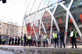 Напрежение възникна пред сградата на представителството на ЕК в София по време на протест на "Възраждане" срещу еврото