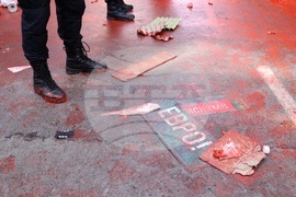 Напрежение възникна пред сградата на представителството на ЕК в София по време на протест на "Възраждане" срещу еврото