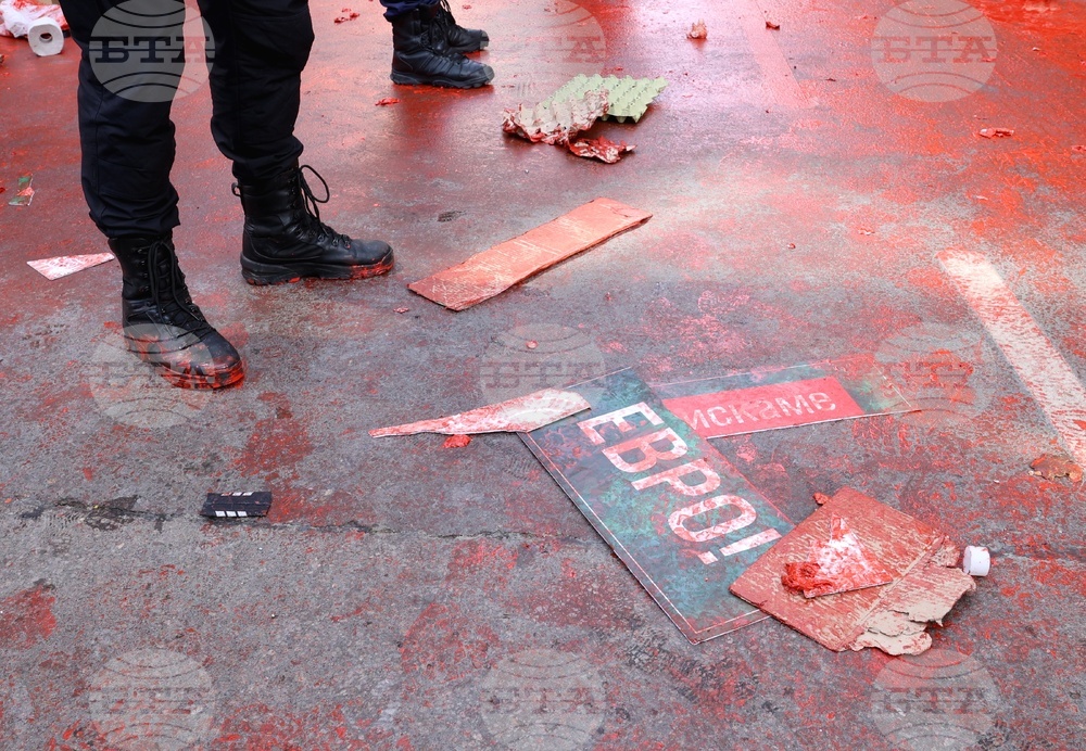 Напрежение възникна пред сградата на представителството на ЕК в София по време на протест на "Възраждане" срещу еврото