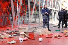 Напрежение възникна пред сградата на представителството на ЕК в София по време на протест на "Възраждане" срещу еврото