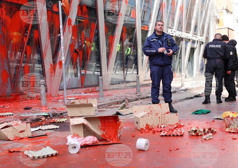 Напрежение възникна пред сградата на представителството на ЕК в София по време на протест на "Възраждане" срещу еврото