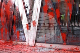 Напрежение възникна пред сградата на представителството на ЕК в София по време на протест на "Възраждане" срещу еврото