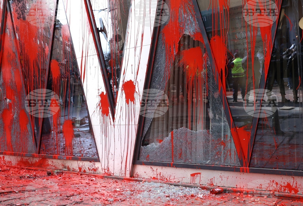 Напрежение възникна пред сградата на представителството на ЕК в София по време на протест на "Възраждане" срещу еврото