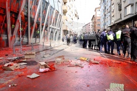 Напрежение възникна пред сградата на представителството на ЕК в София по време на протест на "Възраждане" срещу еврото