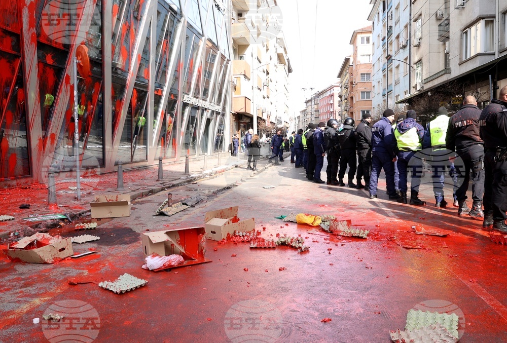 Напрежение възникна пред сградата на представителството на ЕК в София по време на протест на "Възраждане" срещу еврото