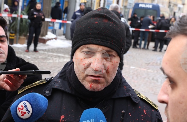 Шестима души са задържани на протеста, организиран от партия "Възраждане", пострадали са 10 полицаи, съобщиха от СДВР