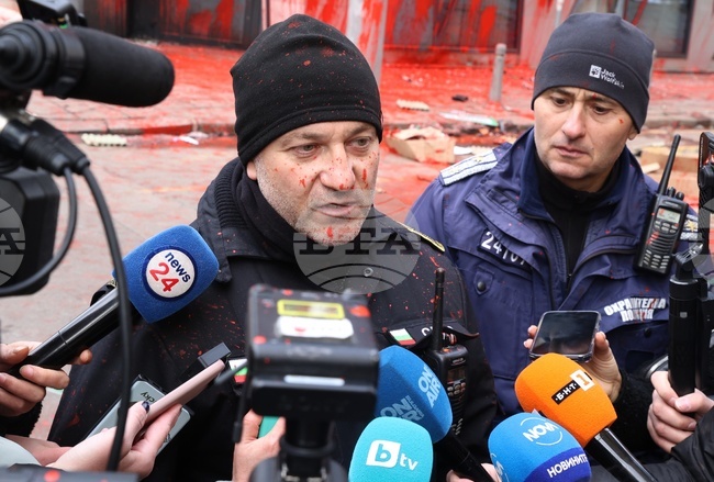 Шестима души са задържани на протеста, организиран от партия "Възраждане", пострадали са 10 полицаи, съобщиха от СДВР