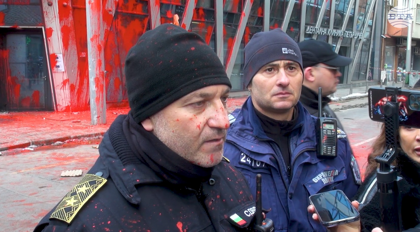 Шестима души са задържани на протеста, организиран от партия "Възраждане", пострадали са 10 полицаи, съобщиха от СДВР Шестима души са задържани на протеста, организиран от партия "Възраждане", пострадали са 10 полицаи, съобщиха от СДВР