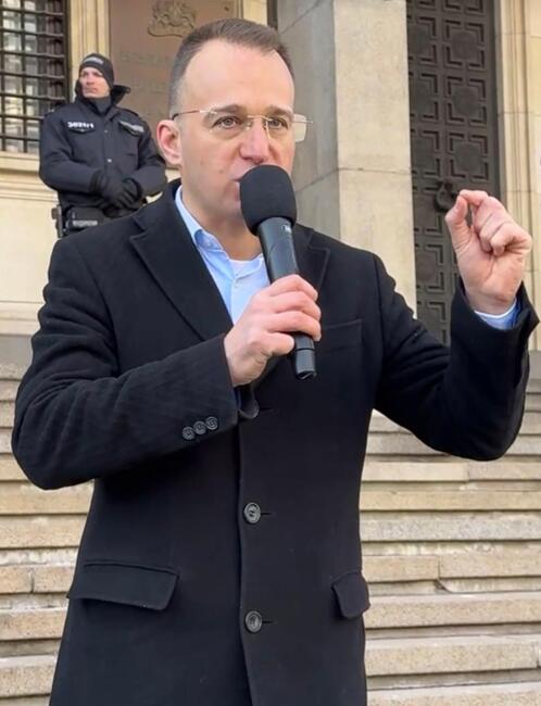 Лидерът на партия МИР и хиляди протестиращи поискаха оставката на правителството