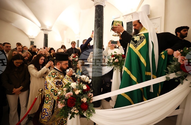 Българският патриарх Даниил отслужва възкресна вечерня с петохлебие в новия български храм „Свети Йоан Рилски“ в Лондон