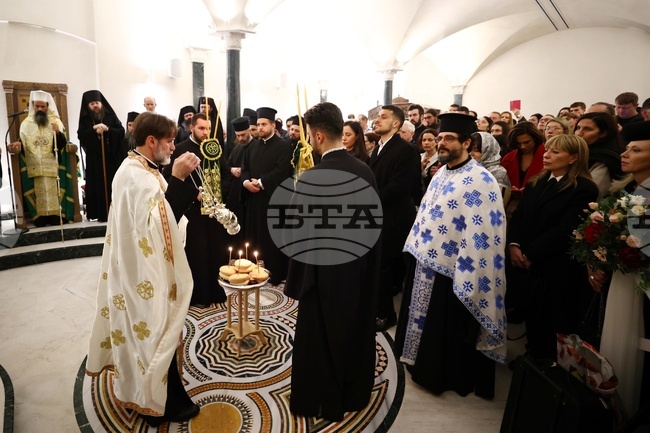 Новият храм "Св. Йоан Рилски" в Лондон се оказа тесен да побере желаещите да присъстват на възкресната вечерня, оглавена от патриарх Даниил