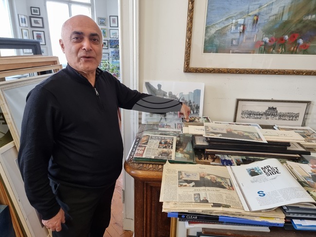 "Хората не трябва да се ограждат зад свои стени", каза пред БТА Кани Алави - художникът, превърнал Берлинската стена в обект, който обединява хората