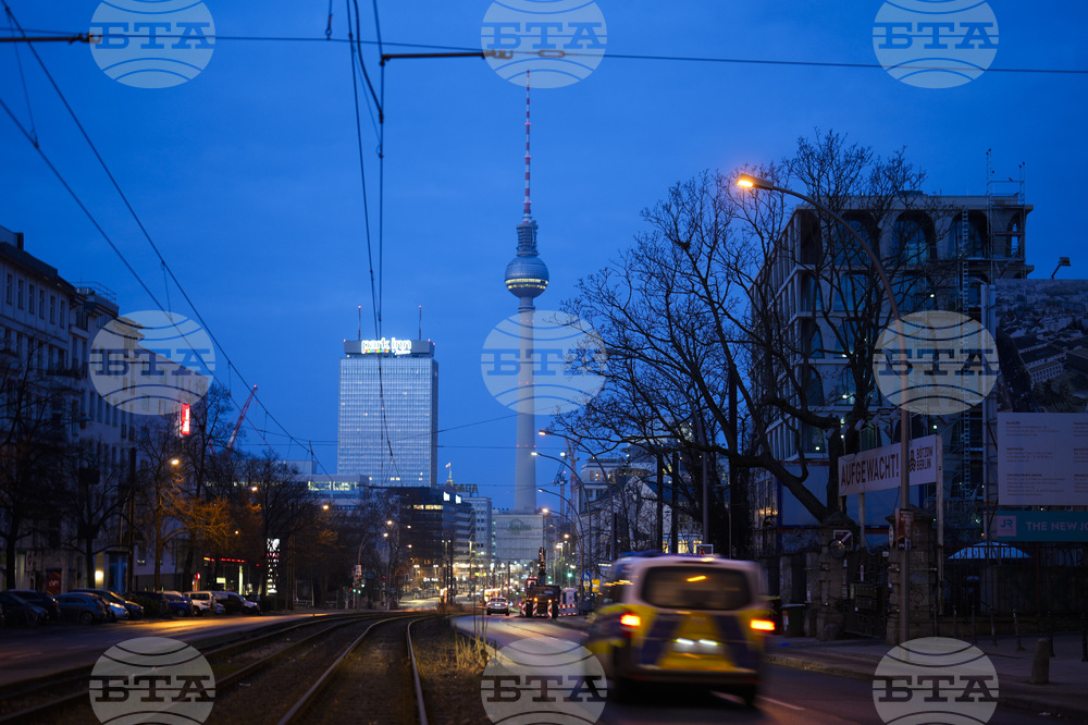 Десетки военни надгробни плочи са осквернени с руски пропагандни символи в Берлин, съобщиха местните власти