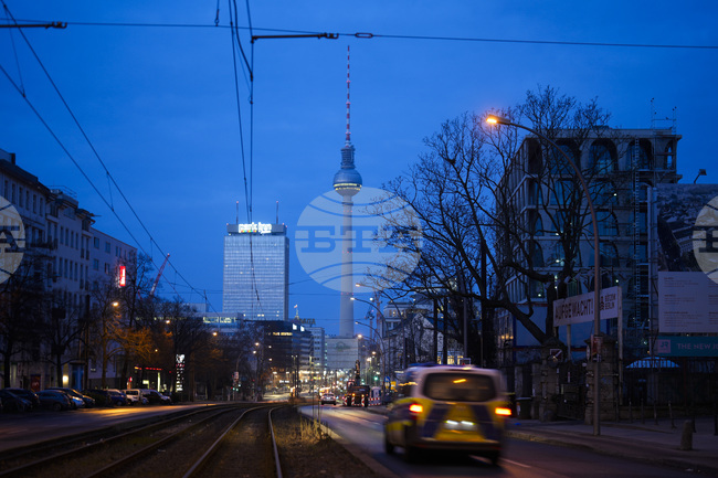 Десетки военни надгробни плочи са осквернени с руски пропагандни символи в Берлин, съобщиха местните власти