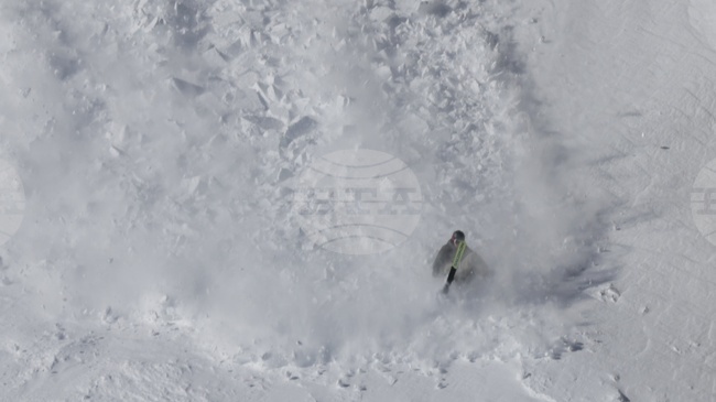 Повишена е лавинната опасност в планините поради високите температури, съобщиха от Планинската спасителна служба на БЧК