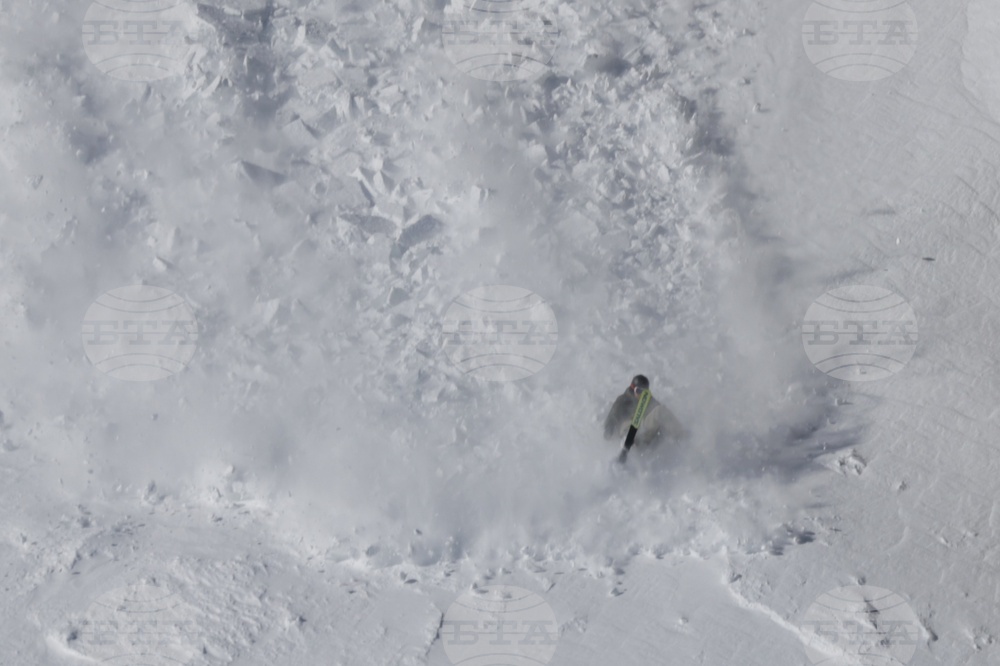 Повишена е лавинната опасност в планините поради високите температури, съобщиха от Планинската спасителна служба на БЧК