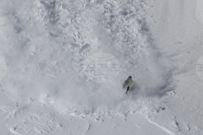 Повишена е лавинната опасност в планините поради високите температури, съобщиха от Планинската спасителна служба на БЧК