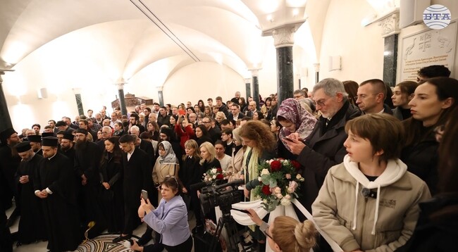 Новият храм "Св. Йоан Рилски" в Лондон се оказа тесен да побере желаещите да присъстват на възкресната вечерня, оглавена от патриарх Даниил