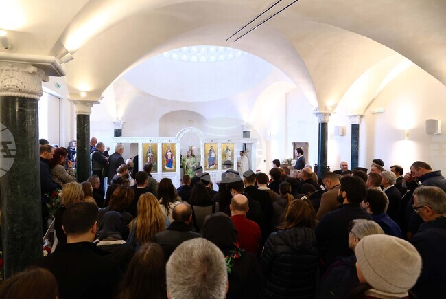 Дарители за новия храм "Св. Йоан Рилски" в Лондон бяха почетени с отличия на днешното освещаване на храма