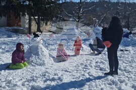 Търговище - зимен празник - състезание за най-висок снежен човек