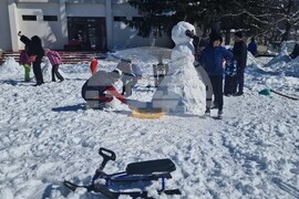 Търговище - зимен празник - състезание за най-висок снежен човек
