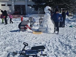 Търговище - зимен празник - състезание за най-висок снежен човек