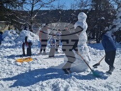 Търговище - зимен празник - състезание за най-висок снежен човек