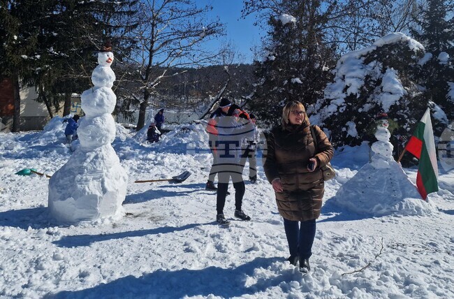 Търговище - зимен празник - състезание за най-висок снежен човек
