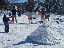 Търговище - зимен празник - състезание за най-висок снежен човек